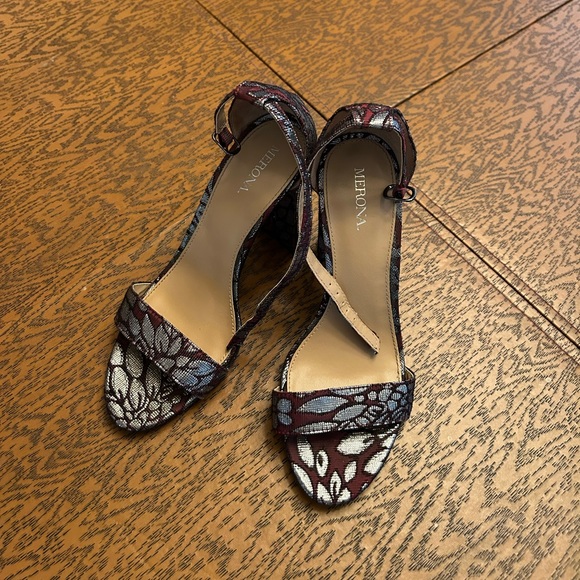 Red block heels - Picture 2 of 4